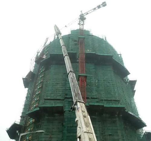 莆田吊车在工地上作业